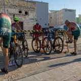 ... per mettersi il casco, le scarpette, inforcare la propria bici...